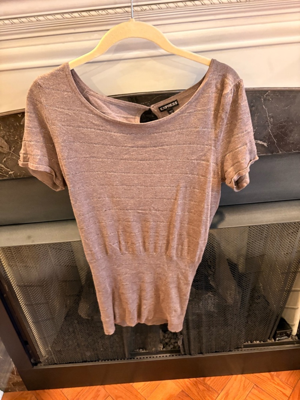 Express Short Sleeve Scoop Neck Top in Mauve-Taupe
